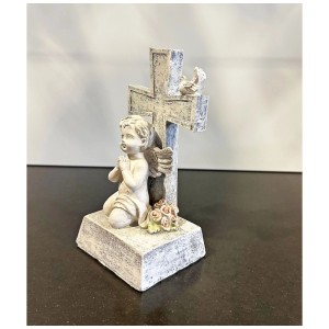 Sitzende Engelfigur aus Polyresin in Grau mit Kreuz, Rosen und Taube, 18,5 cm hoch. Grabdeko.