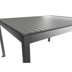 Pergola Biohort 4,5x3,5m in quarzo argento, dettaglio delle lamelle e della struttura del telaio.