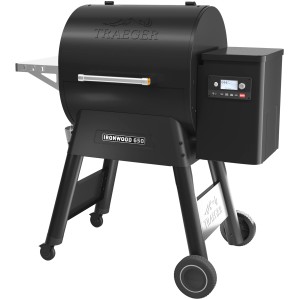 Barbecue à pellets de bois Traeger Ironwood 650 noir avec contrôle digital et étagère latérale.
