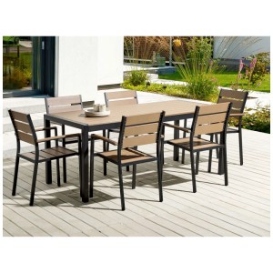 Salon de jardin Vernio: Table marron et 6 chaises en bois composite, aluminium noir sur terrasse.