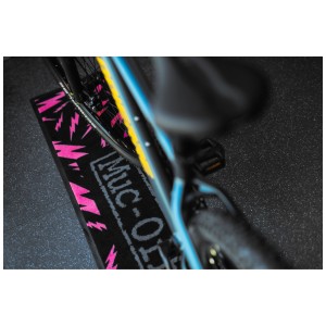 Tapis absorbant Muc-Off (200x40cm) sous vélo. Protection de sol pour atelier et garage.