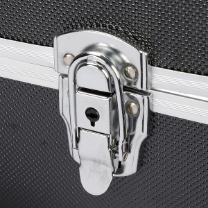 Gros plan : Fermoir d'une boîte universelle LUX en aluminium, faisant partie d'un ensemble de 3 coffres à outils.