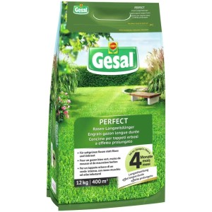 Confezione Gesal Perfect fertilizzante a lunga durata per prato, 12 kg, per un prato verde e denso.