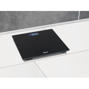 Schwarze Wenko Personenwaage aus Glas mit LCD-Anzeige auf hellem Untergrund.