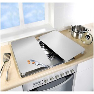 Set di 2 coperture per piano cottura in vetro universali Wenko argentate (30x52 cm) su una stufa.