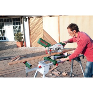 Banco sega troncatrice Bosch PTA 2400 con troncatrice che taglia un pezzo.