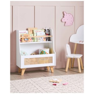 Bibliothèque enfant Beliani Jackit blanche en MDF avec façade en rotin et pieds en pin, avec livres et jouets.