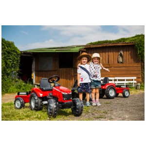 Trattore rosso Falk Massey Ferguson XL con caricatore frontale e rimorchio, bambini che giocano all'aperto.