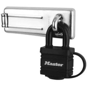 Robustes schwarzes Master Lock Vorhängeschloss mit Überfalle aus Stahl für hohe Sicherheit.