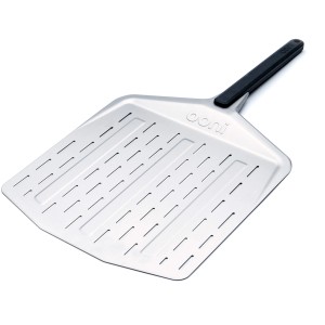 Pelle à pizza perforée Ooni 30 cm, ustensile de grill en métal avec manche noir.
