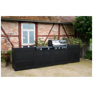 Cucina da esterno Outdoorchef Heat X-415/245 in acciaio inox, montata, con grill a gas e armadietti.