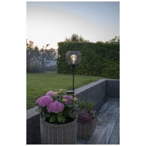 Schwarzer LED-Solargartenstab Sunlight-Path von Star Trading, 76 cm hoch, mit warmweissem Licht im Garten.