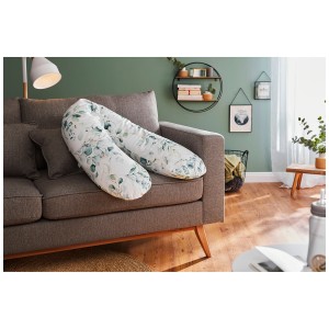 Coussin d'allaitement Rotho Natural Leaves (190x35 cm) sur un canapé avec motif de feuilles.