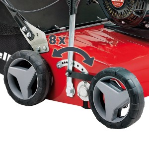 Gros plan : scarificateur thermique Einhell GC-SC 2240 P avec réglage de profondeur à 8 niveaux.