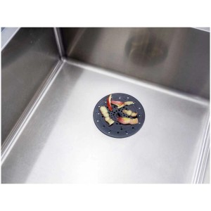 Filtro di scarico nero Wenko Sava nel lavello con scarti di cibo. Utile in cucina per uno scarico pulito.