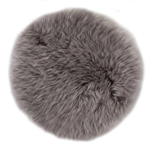 Coussin d'assise rond en peau de mouton taupe, env. 34x34 cm, pour chaises, bancs ou canapés.