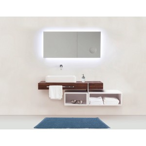 Tappeto da bagno grigio-blu Wenko Mona, 50x80 cm, in cotone in un bagno moderno.