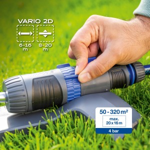 LUX Arroseur oscillant 320 m² en utilisation : une main ajuste l'arroseur. Idéal pour arroser la pelouse dans le jardin.