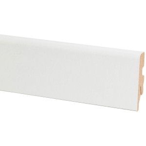 Plinthe blanche, 60 mm de haut, en HDF avec passage de câbles.