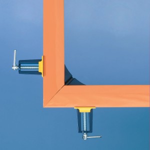 Serre-joint d'angle LUX Classic fixant un cadre orange à un angle de 90 degrés.