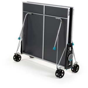 Tavolo da ping pong Outdoor 100X Crossover grigio piegato con ruote e porta racchette.
