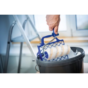 Set rullo per pittura Lux 3 pezzi con rullo a emulsione, telaio e griglia nel secchio di vernice.