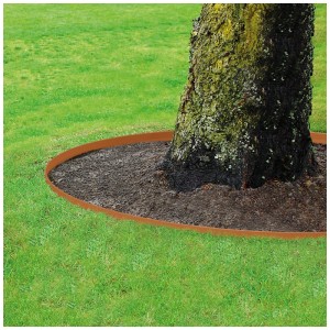 Bordure de pelouse Bellissa Corten, 118 cm, autour d'un arbre dans le jardin. Aspect rouille.