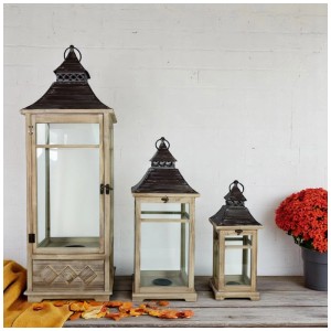 Set di 3 lanterne in legno marrone con tetto in metallo grigio per illuminazione d'atmosfera.