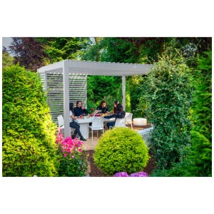 Pergola Colibri bianca in alluminio con lamelle orientabili in giardino con persone sedute.