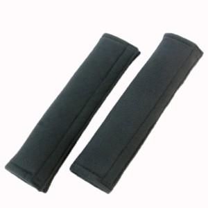 Deux protections de ceinture de sécurité en velours noir pour plus de confort de conduite.