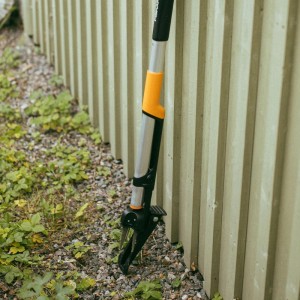Estrappatore di erbacce ergonomico Fiskars, arancio-nero, con quattro artigli per la rimozione delle erbacce in giardino.