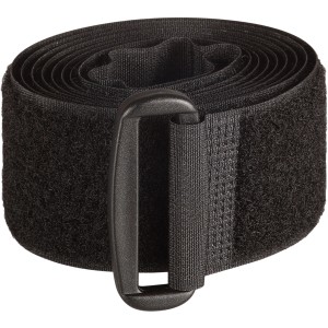 Sangle velcro noire Fix-o-moll, 160 cm de long, avec œillet, enroulée.