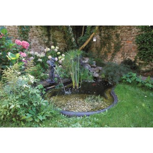 Laghetto prefabbricato Ubbink Iris SI, 150 l, con piante e decorazioni in un giardino.