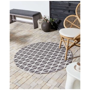 Runder Beliani Outdoor-Teppich Panaji Grau mit geometrischem Muster auf Terrasse. Aus Polypropylen, Ø 120 cm.