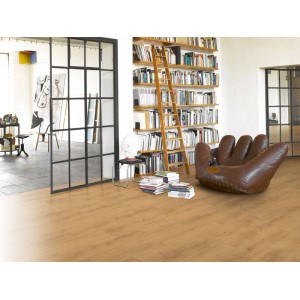 Wohnraum mit Parador Click-Vinylboden Eiche Motion Natur, Landhausdiele mit Fase.