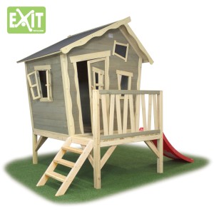 EXIT Crooky 300 cabane en bois gris-beige avec toboggan et véranda.
