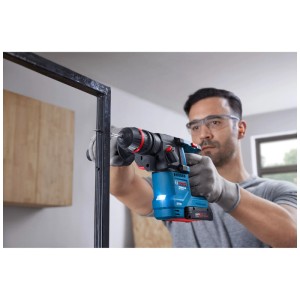 Martello perforatore a batteria Bosch Professional GBH 18V-18 X in azione durante la foratura del metallo.