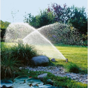 Irrigatore a turbina Gardena T 200 in azione: irrigazione del prato con sistema di irrigazione in giardino.