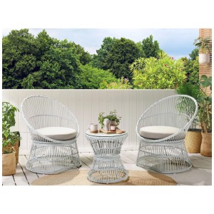 Ensemble bistro Beliani Mesyna en polyrotin blanc avec table et deux fauteuils avec coussins.