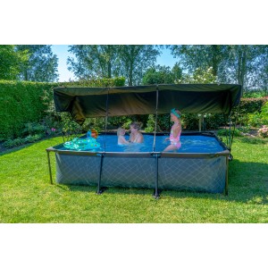 Piscine EXIT avec voile d'ombrage 220x150 cm : Famille nageant protégée dans la piscine de jardin.