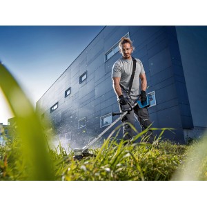 Coupe-bordures sans fil Bosch GRT 18V-33 en utilisation : coupe puissante de l'herbe haute.