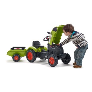 Bambino ispeziona il "motore" del trattore Falk Claas con rimorchio (taglia M). Giocattolo da esterno per bambini.