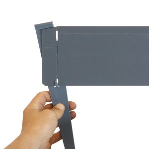 Bellissa Bodenanker für Rasenkante (13 cm) in Corten-Optik wird in die Erde gesteckt.
