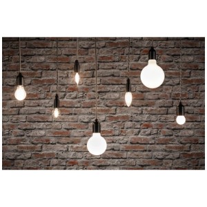 Verschiedene Paulmann E14 LED-Leuchtmittel, Kerzenform, warmweiß, vor Backsteinwand.