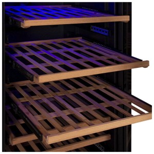 Kibernetik Weinkühlschrank: Ausziehbare Buchenholzregale mit blauer LED-Beleuchtung für Weinflaschen.