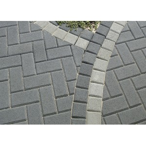 Pierre de bordure en béton anthracite pour pavage rectangulaire, 10x10 cm, comme finition de bordure pour allées et chemins.