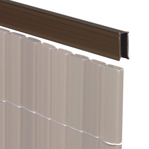Profilo a U in plastica color noce per schermi privacy, dettaglio.