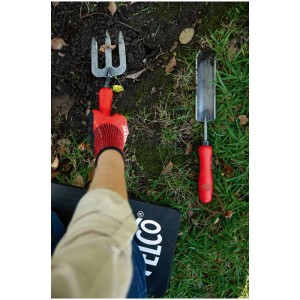 Forcella a mano Felco 431 e cazzuola in uso in giardino, manici rossi.