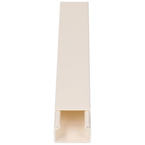 Goulotte de câblage blanche, 25x16 mm, longueur 2 m pour une gestion facile des câbles.