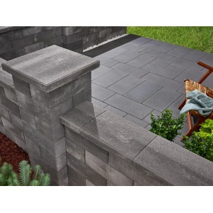 Vulkananthrazit Lindeza Mauer mit Pfeilerabdeckung (48x48 cm) im Garten.